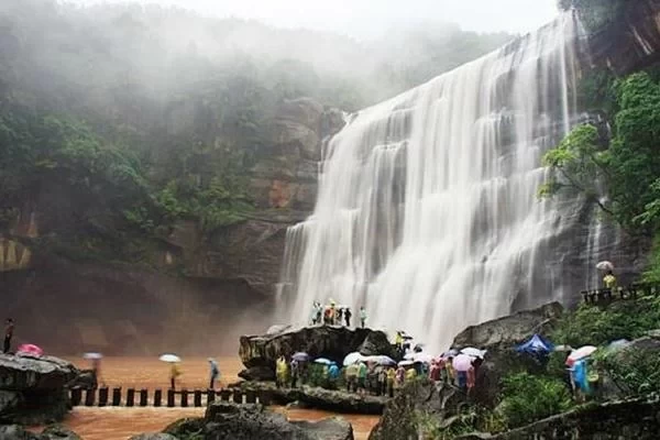 Which is better: Chishui Waterfall or Huangguoshu Waterfall