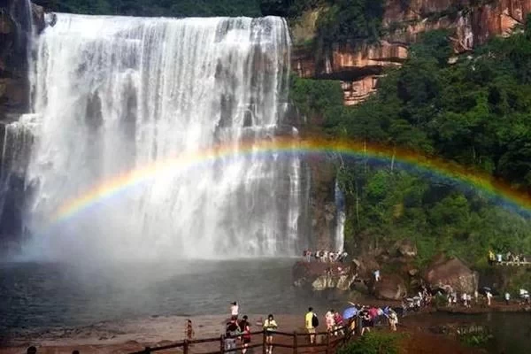 Which is better: Chishui Waterfall or Huangguoshu Waterfall 