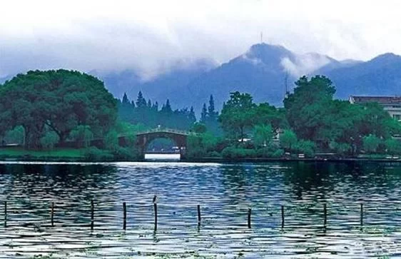 What are the Ten Scenery Spots of West Lake? 