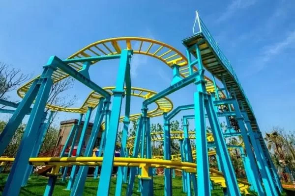 What are the attractions at Suzhou Amusement Park Forest World? 