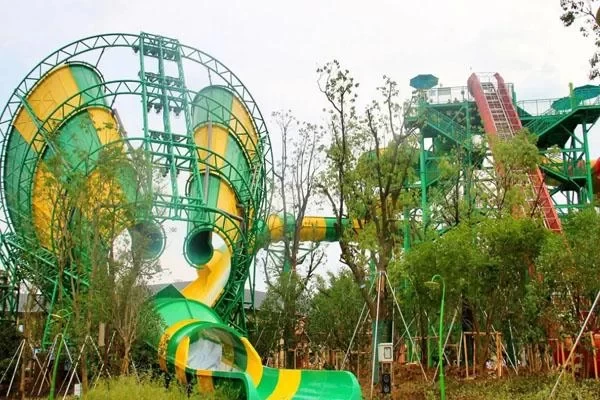 What are the attractions at Suzhou Amusement Park Forest World? 