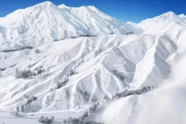 Where is Hemu JikeプリンSki Resort located and when does it open?