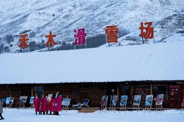 Where is Hemu JikeプリンSki Resort located and when does it open? 