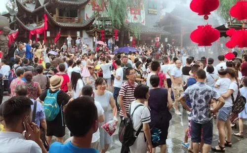 When is the Water Splashing Festival in Hubei?