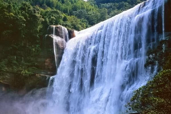 Where is Chishui Grand Waterfall located and in which province?