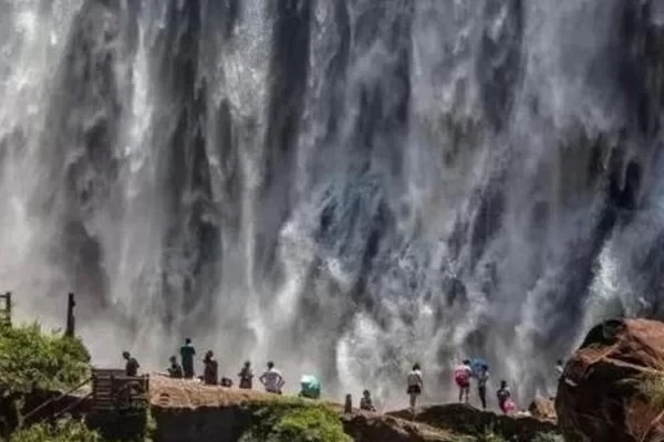 Where is Chishui Grand Waterfall located and in which province? 