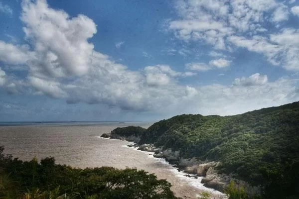 What are the attractions in Zhoushan Daqingshan Scenic Area?