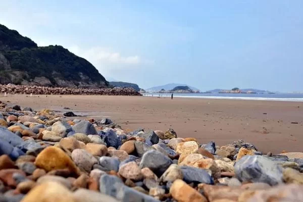 What are the attractions in Zhoushan Daqingshan Scenic Area? 