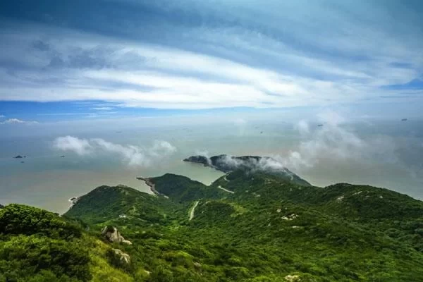 What are the attractions in Zhoushan Daqingshan Scenic Area? 