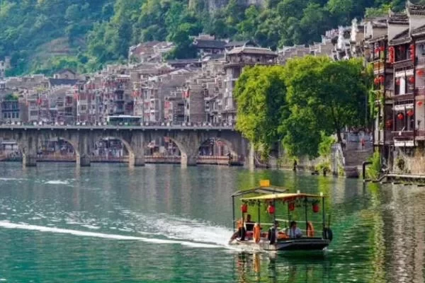 A One-Day Travel Guide to Zhenyuan Ancient Town 