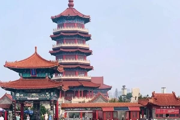 What are the attractions in Penglai Pavilion 