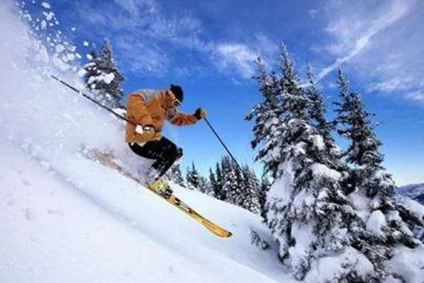 Essential Skiing Tips: What to Keep in Mind While Skiing 