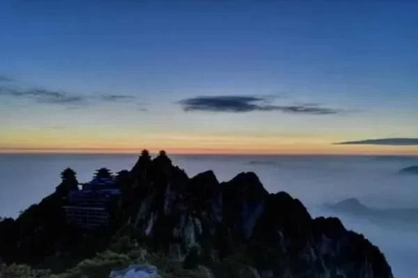 Does Laojun Mountain require a ticket for night climbing?