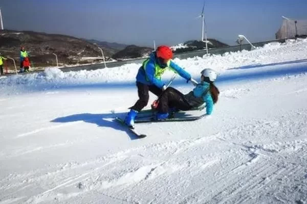 Bai Li Huang Ski Resort Opening Hours and Ticket Prices